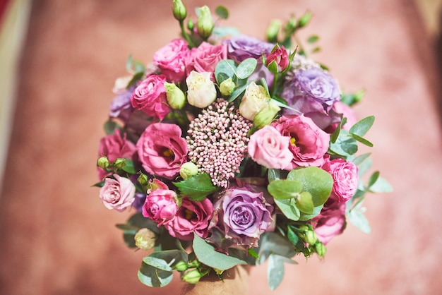 CRAFTING WEDDING BOUQUETS WITH VIBRANT BLOOMS